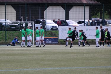 Torhüter Steffen Till konnte den Freistoß von Simon Lehmann (7) voch vor der Torlinie parieren