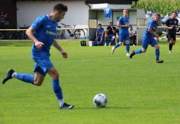 ): Geburtstagskind Joel Silzer erzielte den Siegtreffer, im Hintergrund Markus Hansmann (rechts) und Max Armbruster (Mitte)