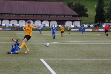 Schuss im Fallen, Mario Braig bringt nicht mehr genügend Druck hinter den Ball