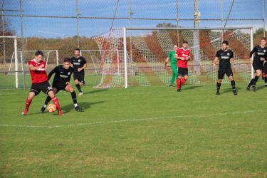 Nico Haas (2.v.l.) schirmt Robin Metzger ab und verwehrt ihm den Weg zum Tor.