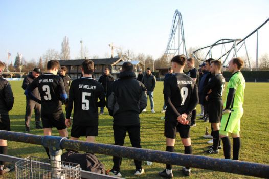 Lobesworte vom Trainer anhören, beide Teams