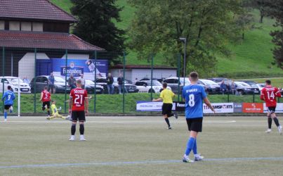 Kevin Reis (verdeckt) scheitert am Torhüter