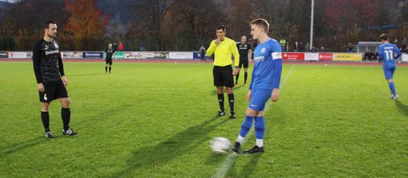 Ein symbolischer Anstoß: Spielführer Max Armbruster spielt Oberharmersbachs Spielführer Marcel Lehmann den Ball zu.