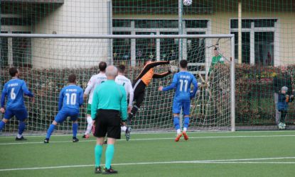 Torhüter Silas Müller wehrt einen Ball über die Latte ab, Marco Lang (11), Markus Hansmann (10) und Ralf Kammerer (6) lauern auf ihre Chance