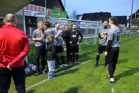 Unser Coach Bastian nimmt den Lehrer Jürgen ins Gebet, die Tochter staunt