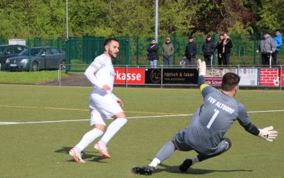 Auf dem Weg zum 3:1, Giulio Tamburello hat Dennis Fietzeck überwunden