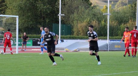 Spielertrainer Dennis Kopf (78) und Torhüter Marius Berg hollen den Ball aus dem Netz, Giulio Tamburello (3.v.l.), gefolgt von Joel Silzer, hat zum zwischenzeitlichen 1:1 ausgeglichen.