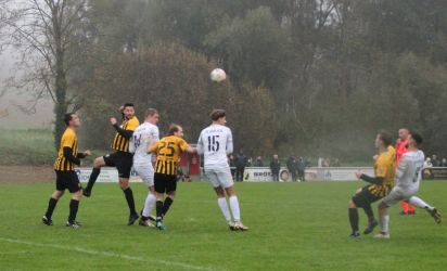 Andreas Bürkle (2.v.l.) köpft das Leder vor Luka Schmieder (14) und Julius Allgaier (15) weg