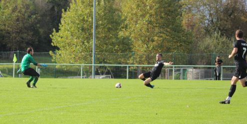 Der erstmals von Spielbeginn an agierende Marco Baier bekommt den langen Pass nicht mehr unter Kontrolle, Keeper Hannes Ehrhardt kann mit einer Fußabwehr das mögliche 0:2 verhindern.