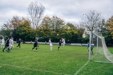 Luka Schmieder beim Kopfball. Der lange Pfosten rettet die Gastgeber.