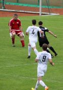 Giulio Tamburello taucht vor Torhüter Heiko Breig auf, doch er scheitert am Oberharmersbacher Keeper.