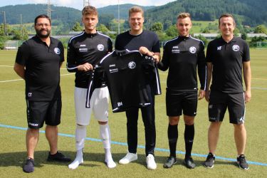 SV-Versicherung Auf der Vorderseite der Warmlaufpullis hat sich der Sponsor SV-Versicherung platziert. Christoph Gischler vom SV-Versicherungs-Team (Mitte) überreicht die Pullis an die Spieler Philipp Walter (2.v.l.) und Marco Baier (2.v.r.) sowie an den