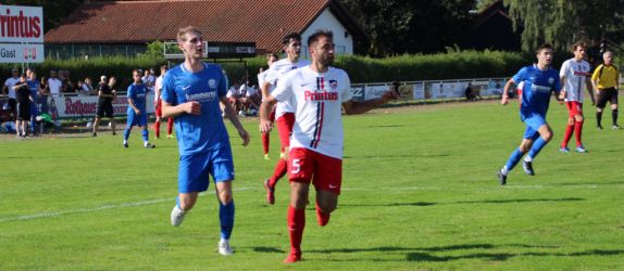 Louis Hättich schaut seinem Schuss nach, der knapp am Pfosten vorbei streicht