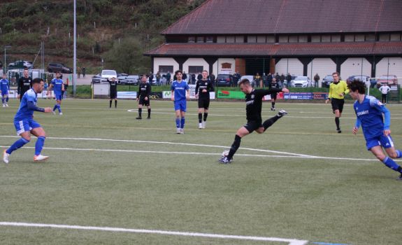 Perfekte Schusshaltung: Standbein neben dem Ball, satter Schuss mit rechts in die linke Ecke, Marco Baier hatte den SVH mit 1:0 in Führung geschossen.