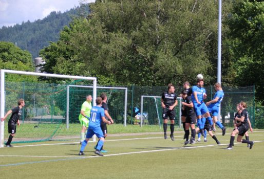 Wieder das Duo Kammerer/Schmieder beim Kopfball