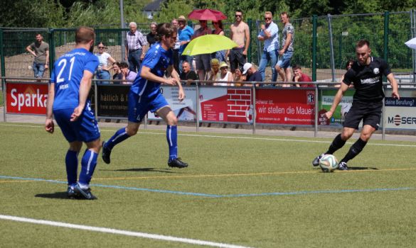 Marco Baier (re) hat den Ball im Blick, der Gegner ist im Anmarsch