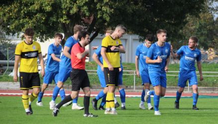 Kevin Reis (2.v.l.) hat die Vorarbeit geleistet, Joel Silzer (3.v.r.) zum 1:1 vollendet