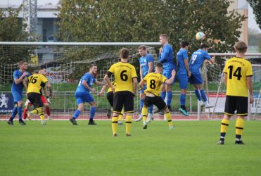 Luca Braun (8) lupft einen Freistoß über die Mauer, doch Torhüter Philipp Walter ist zur Stelle