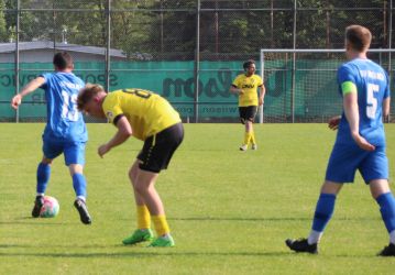 Lukas (13) hat Hendrik Mayer den Ball abgenommen - bärenstark