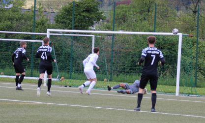 Torhüter Dennis Fietzeck lenkt den Ball von Jakob Wußler (9) noch über die Latte