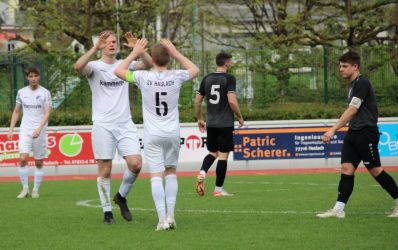 Luka Schmieder hat das 2:0 erzielt, Spielführer Max Armbruster kommt zum Abklatschen, links der eingewechselte Kevin Reis. Freistetts Spielführer Jonas Miklos und Felix Tömmes senken die Köpfe.