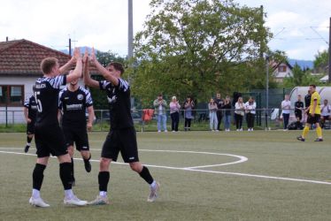 Max Armbruster (5) hat den 1:1 Ausgleich erzielt, rechts gratuliert Kevin Reis, in der Mitte Vorlagengeber Simon Lehmann, hinten links Mario Braig