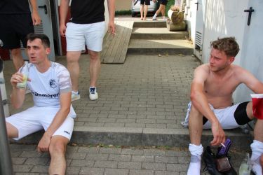 Zwei Innenverteidiger, der eine braucht was zu trinken, der andere die Zigarette danach