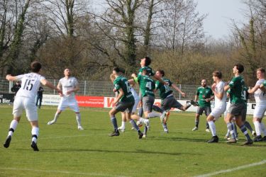 Der SVH ist verstärkt im Strafraum des SV Diersheim vertreten