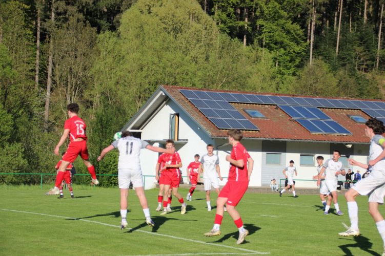 Levin Zanger trifft den Ball mit dem Kopf nicht perfekt, trotzdem landet der Ball zum 0:2 im Netz