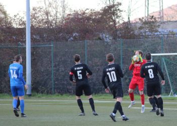 Keeper Daniel Schmieder packt zu, ein sicherer Rückhalt für den SVH.