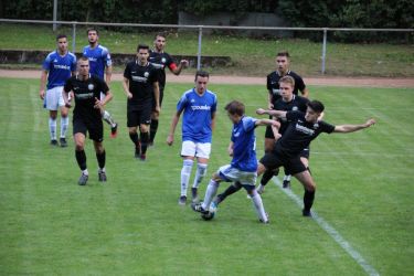 Konzentration beim Kampf um den Ball, den Jonas Kienzler führt, aber Joel Silzer abblockt.