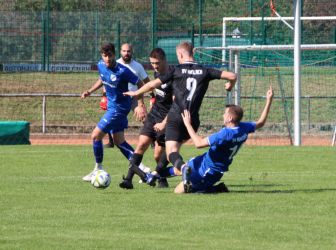 Luka Schmieder (9) und Simon Lehmann werden von den Verteidigern des SV Renchen in die Zange genommen