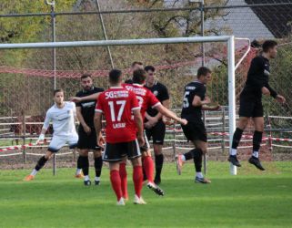 Ei, wo springen sie denn hin? Zum Glück kann Marco Müller den Ball blocken.