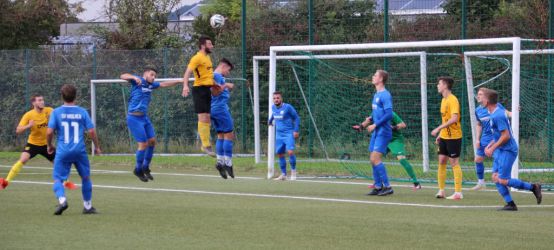 Ecke Sulz, doch keine Gefahr, der Ball fliegt an allen vorbei