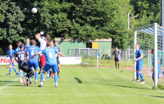 Und rein ins Geschehen, Philipp Walter faustet den Ball weg