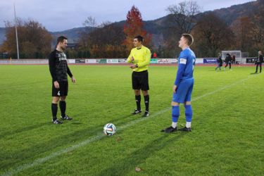 Die beiden Spielführer Max Armbruster, SV Haslach (re.) und Marcel Lehmann, SV Oberharmersbach zusammen mit Schiedsrichter Sinan Karatas bei der Seitenwahl des Spielfeldes