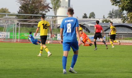 Nach einem Schuss von Kevin Reis (nicht im Bild) kann Torhüter Ricco Spinner nur zur Seite abwehren. Joel Silzer steht richtig und schiebt zum 1:1 ein.