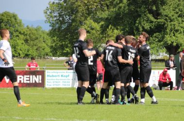 Riesenfreude nach Bruckners Treffer aus der eigenen Hälfte. Ralf Kammerer (rechts) Markus Hansmann (10), Simon Lehmann (16), Nico Schwendemann (2) und Luka Schmieder (12) verdecken ihn. Auch Torhüter Philipp Walter kommt aus seinem Tor.