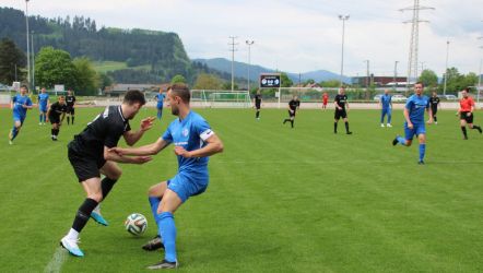 Als Joel Silzer (vorne links) den Ball gegen Michael Schwarz verlor, geritet die Abwehr zu kurz und Mario Braig (links dahinter) schoss den Ball von der Strafraumecke aus zum 1;0 für den SVH am Torhüter vorbei.