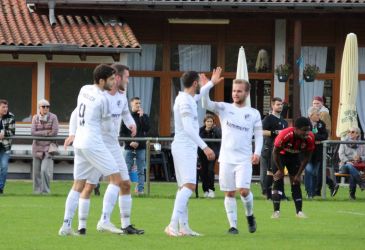 Simon Lehmann (2.v.l.) hat das 0:1 erzielt