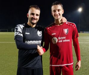 Sie bleiben auch nach dem Derby Brüder: Nico Schwendemann (li.) vom SV Haslach und Kai Schwendemann vom SV Steinach