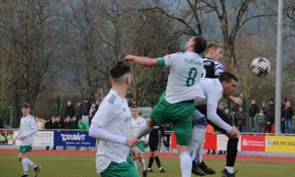 Nicht spielerisch, aber kämpferisch hielt die Partie, was sie versprach. Hier gehen Louis Hättich und David Müller (8) zum Kopfball, Sven Glöde ist eingeklemmt.