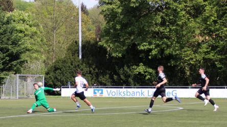 Mika Fleig (17) chipt den Ball am Ohr von Torhüter Philipp Walter vorbei zum 1:0 für den SC Lahr. Marco Müller (von rechts) und Fabio Bächle können nur noch hinterherlaufen.