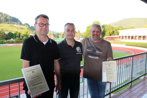 Zwei der Geehrten, die die Silberne Ehrennadel erhielten: Alexander Sass (links) und Stefan Oswald mit dem 1. Vorsitzenden Jürgen Philipp (Mitte)