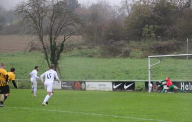 Giulio Tamburello beim Strafstoß, Torhüter Robert Unrau bringt seine Hände noch an den Ball, kann aber den Einschlag zum 0:1 nicht verhindern