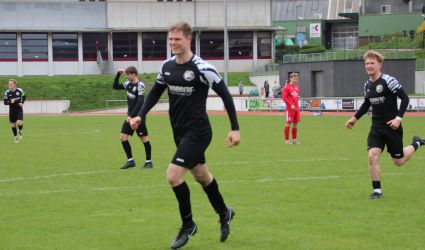 Freude pur beim Torschützen Luka Schmieder sowie Kevin Reis (li.) und Dean Hämmerle (re.)