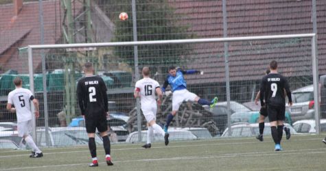 Keine Chance hätte Keeper Steffen Till gehabt, wenn Mario Braig (verdeckt durch Marco Baier (9), etwas niedriger gezielt hätte.