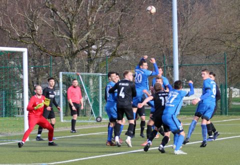 Dicke Luft im Strafraum des SV Haslach gab es nach Eckbällen öfters, doch die Kinzigtäler stemmten sich mit Erfolg dagegen. Mit Flachpässen waren die Gäste erfolgreicher.