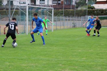 Der eingewechselte Joel Silzer (13) sorgte für viel Wirbel im Strafraum, hier fordert er Matthias Lehmann. Mario Braig lauert am langen Pfosten.