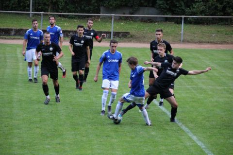 Konzentration beim Kampf um den Ball, den Jonas Kienzler führt, aber Joel Silzer abblockt.